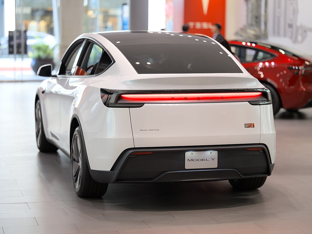 2025焕新版特斯拉Model Y尾部,贯穿式尾灯点亮,加州圣何塞门店
