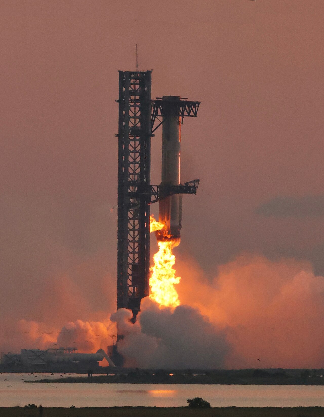 SpaceX星舰超重型助推器返回发射塔回收,Mechazilla机械臂捕获