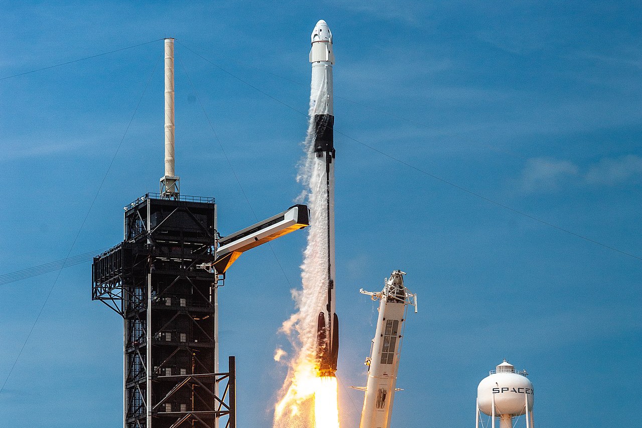 SpaceX猎鹰9号火箭与载人龙飞船自肯尼迪航天中心39A发射台升空