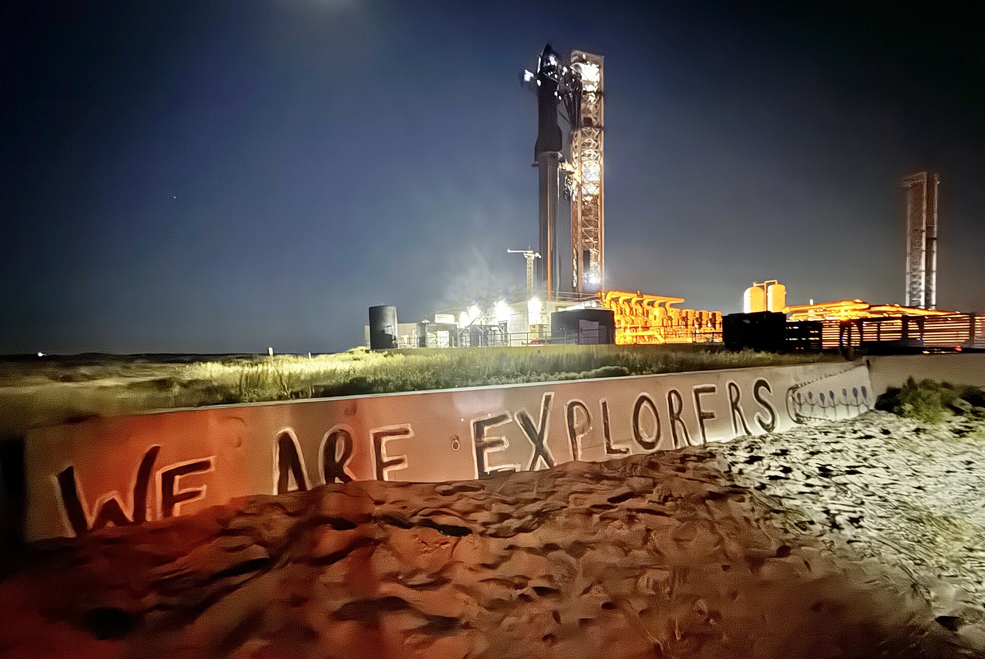 SpaceX星舰发射场夜景,SpaceX将于2026年6月12日上市纳斯达克