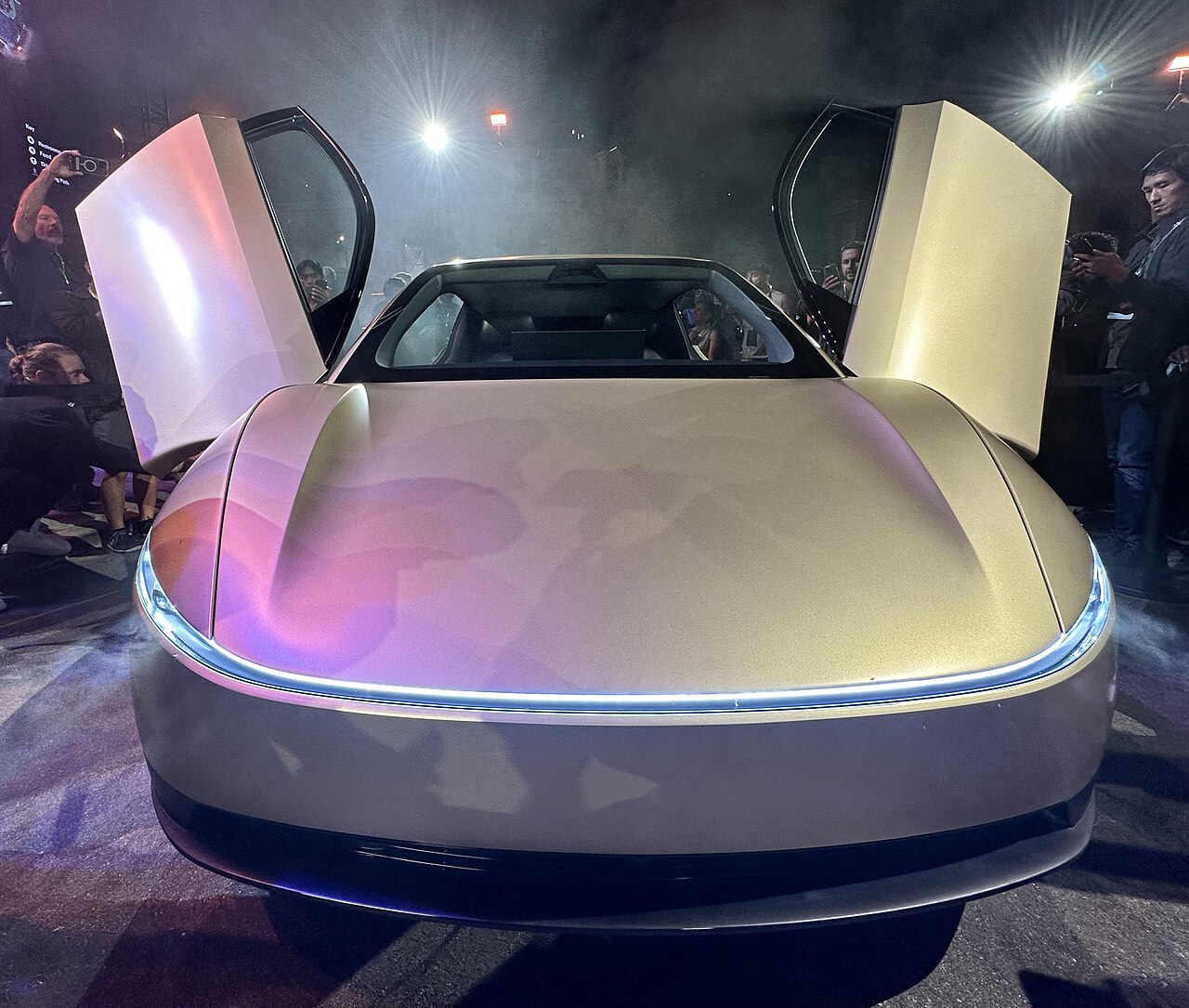 tesla-cybercab-robotaxi-front 特斯拉Cybercab无人驾驶出租车正面外观