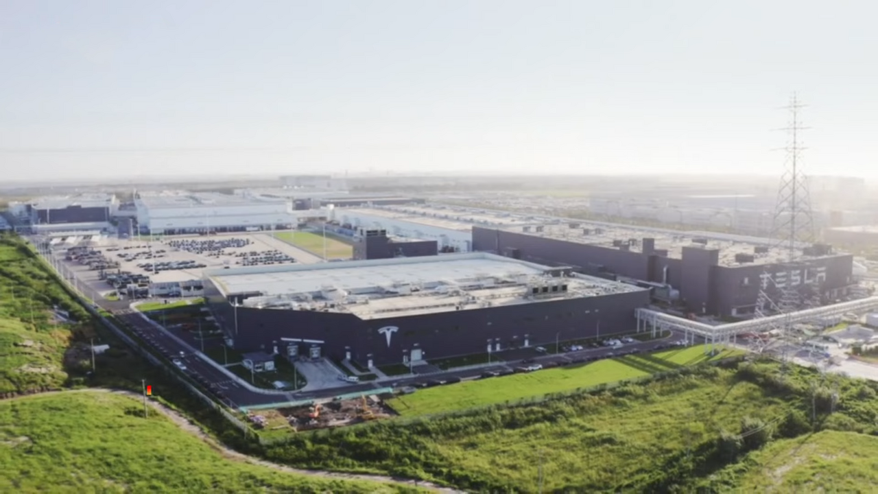 特斯拉上海超级工厂鸟瞰图（Giga Shanghai），FSD中国数据闭环与本地训练的大本营