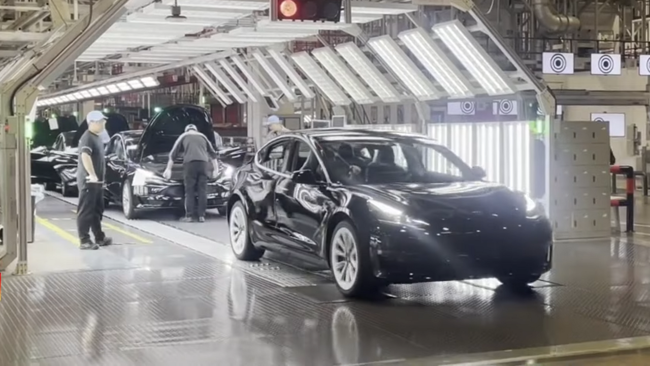 特斯拉上海超级工厂生产线,Model 3与Model Y在此组装并搭载HW4硬件