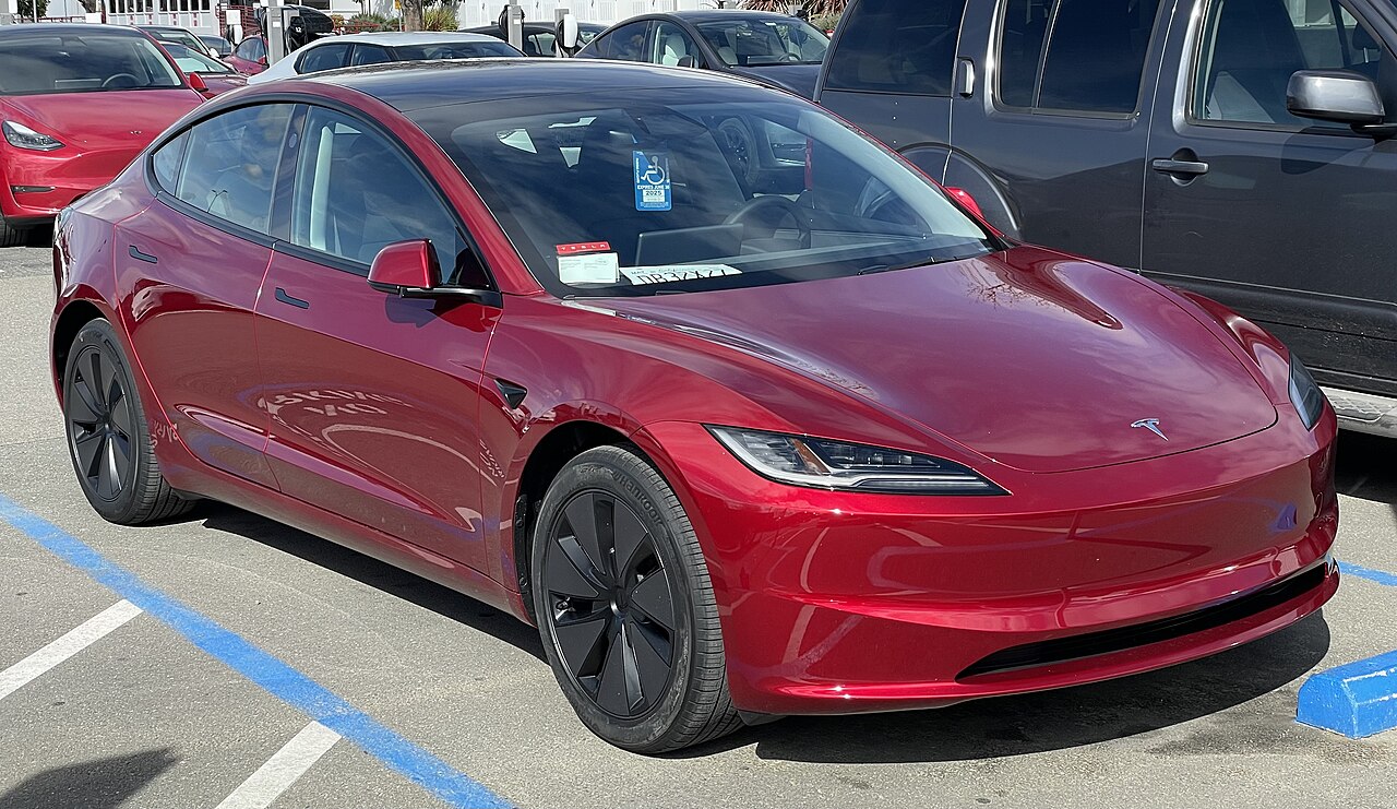 一辆白色特斯拉Model 3,展示车Demo通常行驶里程在数百至两千英里之间,折扣更深