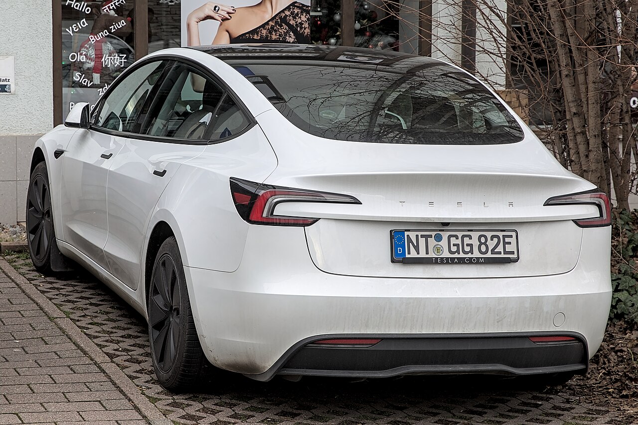 tesla-model-3-fsd-safety 白色特斯拉Model 3停放外景,文章讨论FSD与Autopilot安全争议