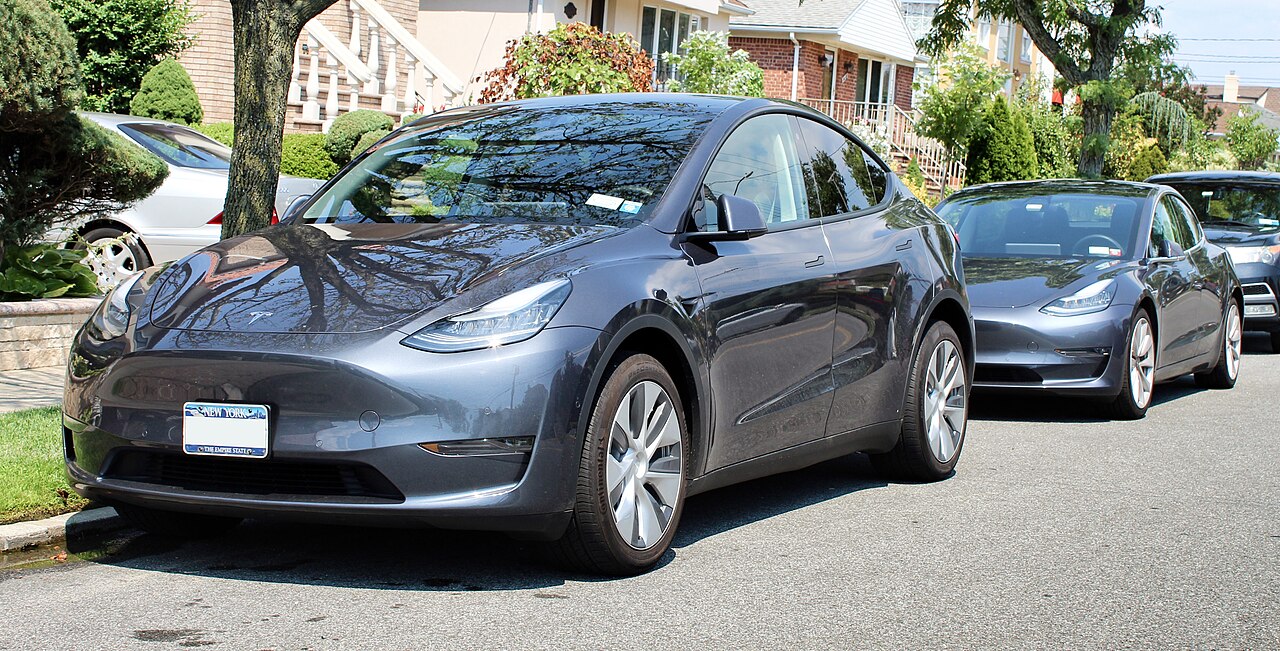 tesla-model-y-model-3-front 特斯拉Model Y与Model 3并排停放,北美购车在全款、贷款与租赁之间如何选择