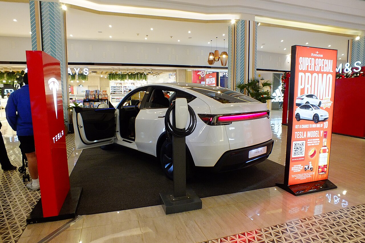 商场停车场内的特斯拉Model Y,象征北美华人看车购车场景