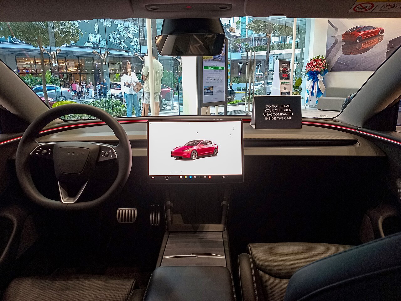 tesla-model3-interior-touchscreen 特斯拉Model 3车内中控大屏与方向盘,2026.20软件更新带来家长控制、行车记录仪加密与Hey Grok语音助手