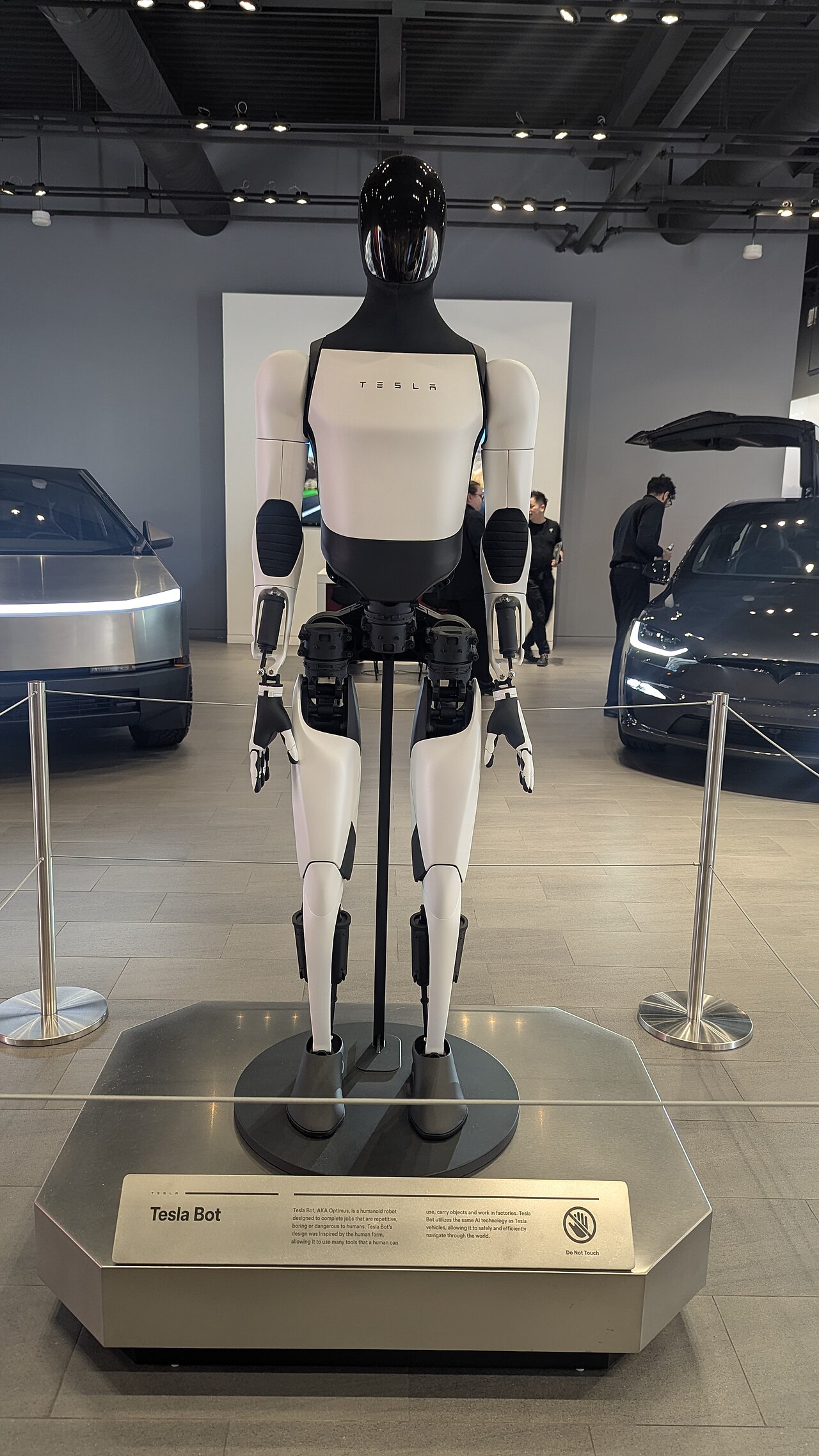 特斯拉门店展出的Optimus擎天柱人形机器人