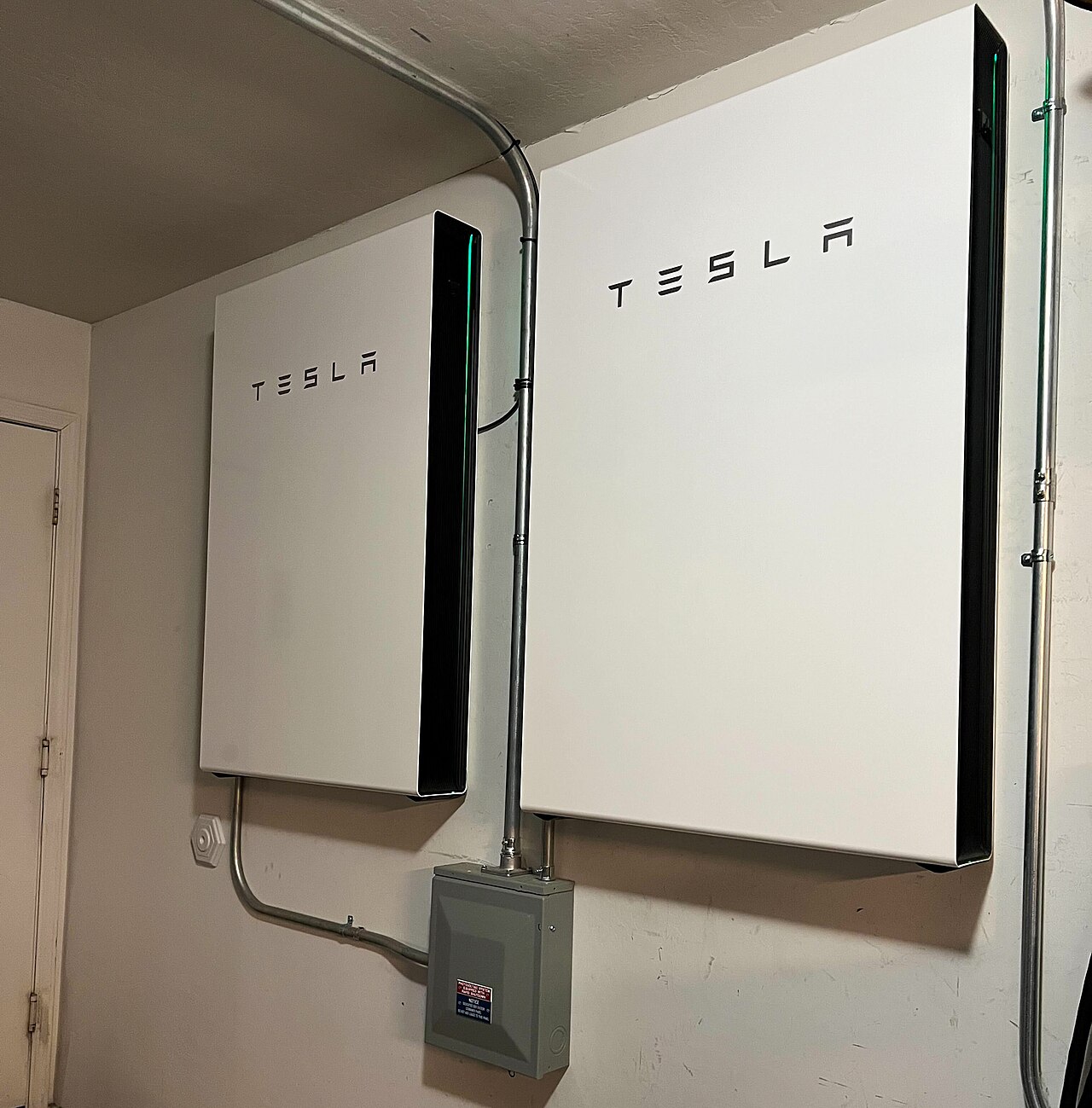 tesla-powerwall-3-home-install 安装在住宅墙面上的两台特斯拉Powerwall 3家用储能电池