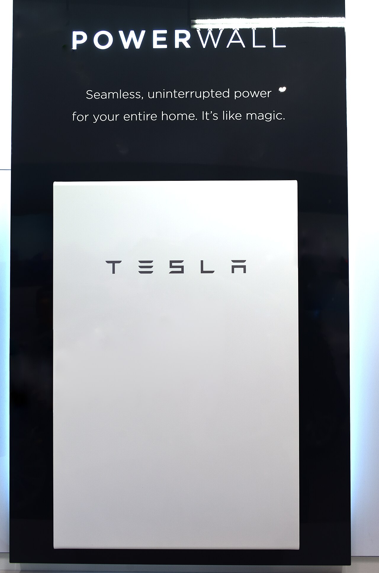 墙面安装的特斯拉Powerwall家用储能电池特写