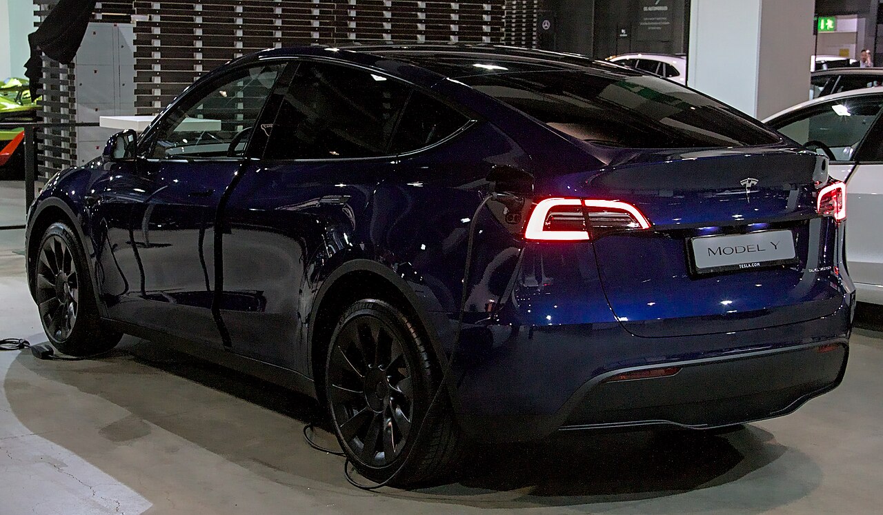 sell-trade-in-tesla-model-y 一辆白色特斯拉Model Y停放展示,卖车置换前需了解车况与残值