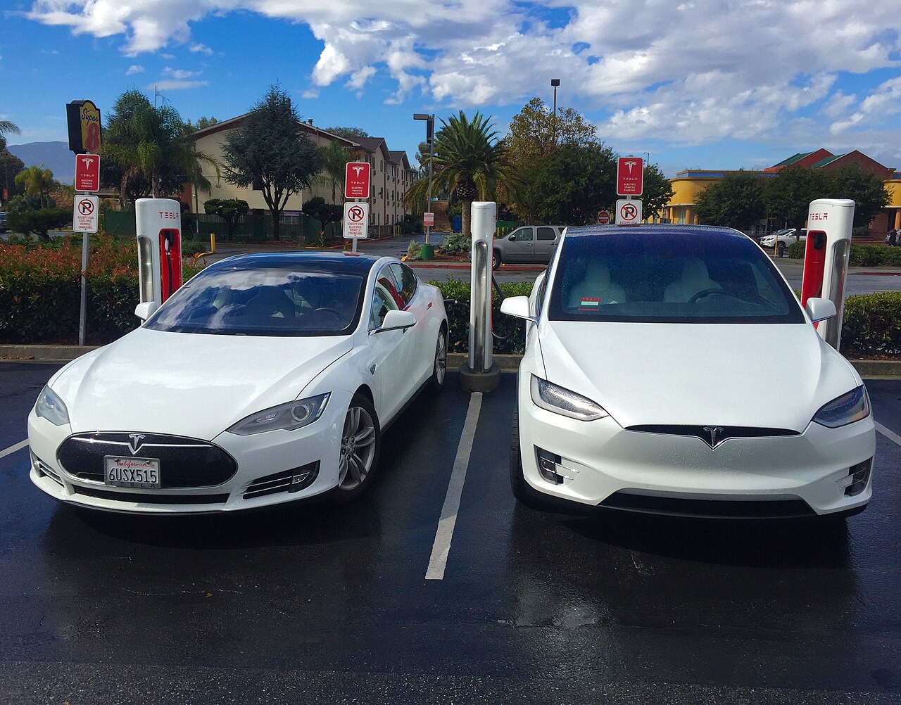 加州Gilroy超级充电站并排停放的特斯拉Model S与Model X