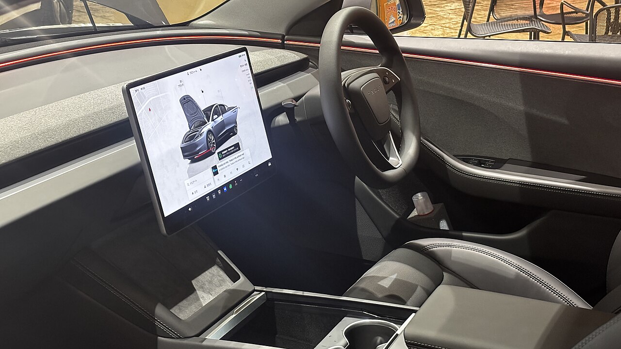 特斯拉Model 3简约内饰,中控大屏与素皮座椅需要定期清洁养护