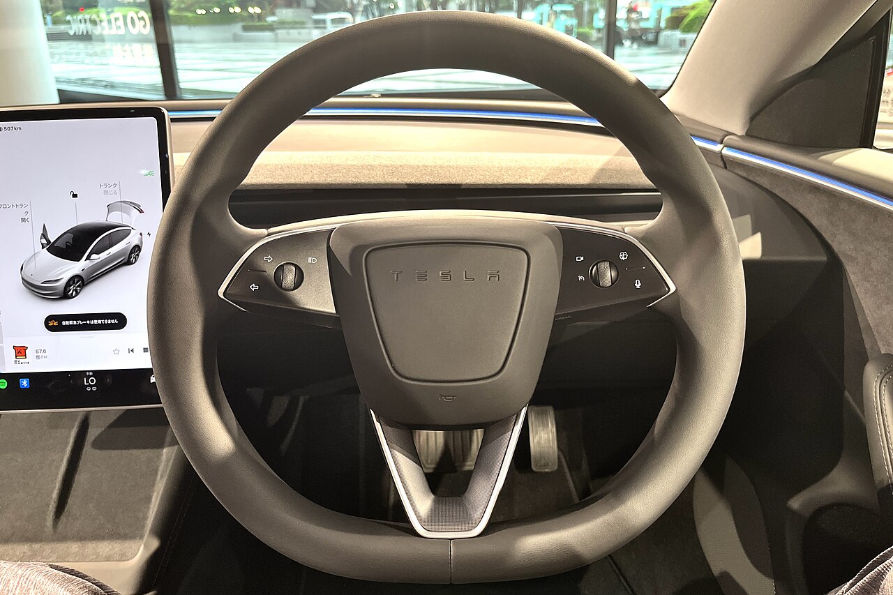特斯拉Model 3焕新版方向盘上的转向灯按键,取代了传统拨杆
