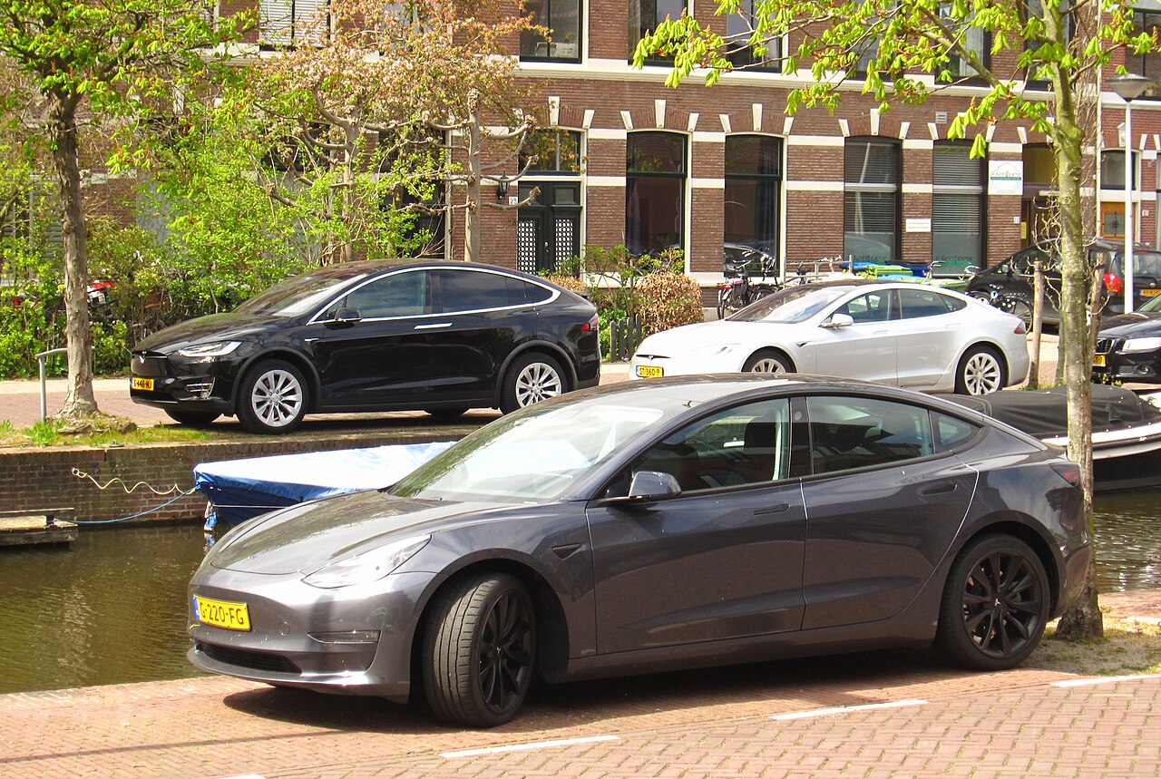 停放在一起的特斯拉Model 3与Model车型,是特斯拉北美交付量的主力