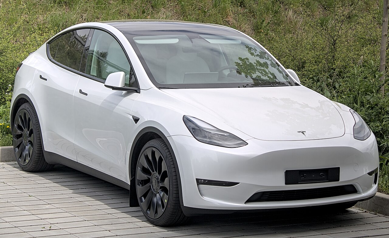 一辆干净的白色特斯拉Model Y，展示保养良好的车漆光泽