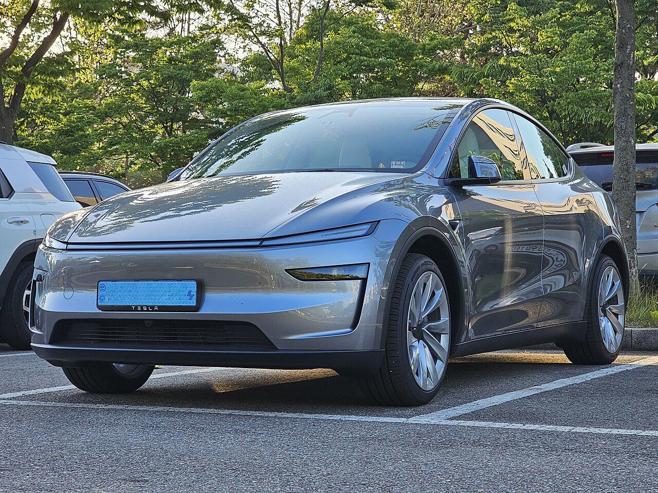 银色2026款特斯拉Model Y Juniper侧面外观,Standard入门版起价39990美元