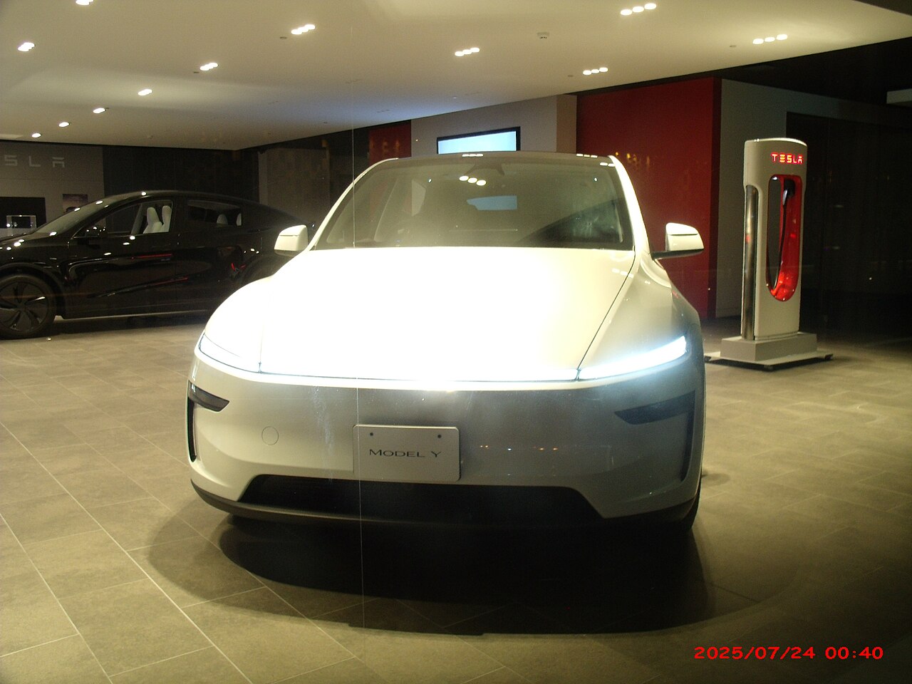 洗干净的白色特斯拉Model Y停在街边，车漆光亮