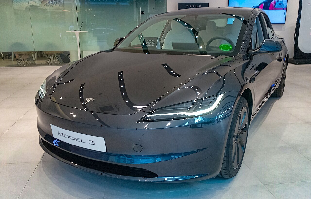 银色特斯拉Model 3正面——北美购车贷款与建立信用记录指南