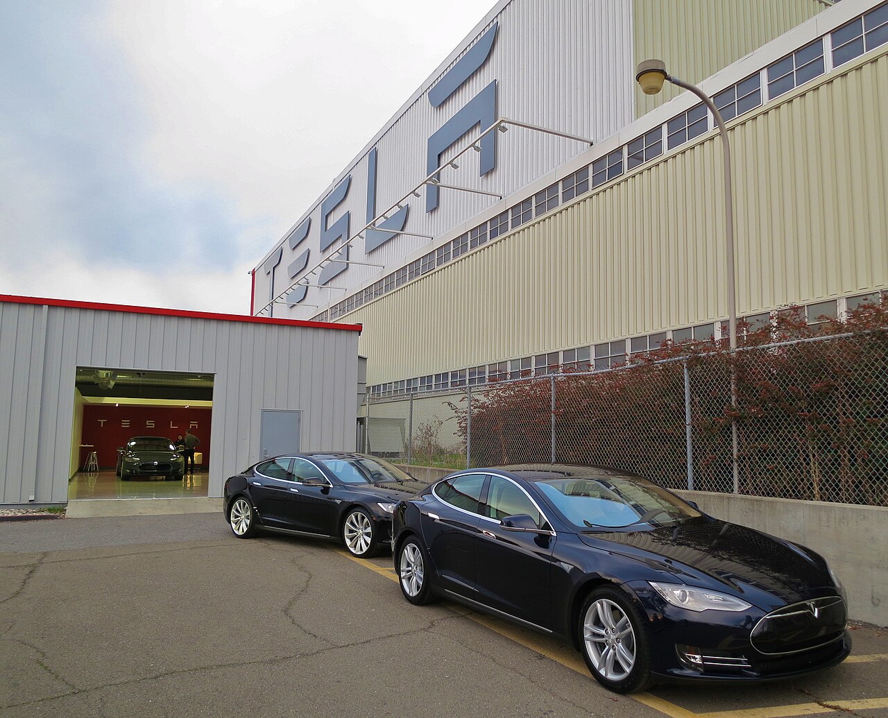 特斯拉工厂内排列整齐、等待交付的全新Model车队，象征2026年第二季度48万辆的交付表现