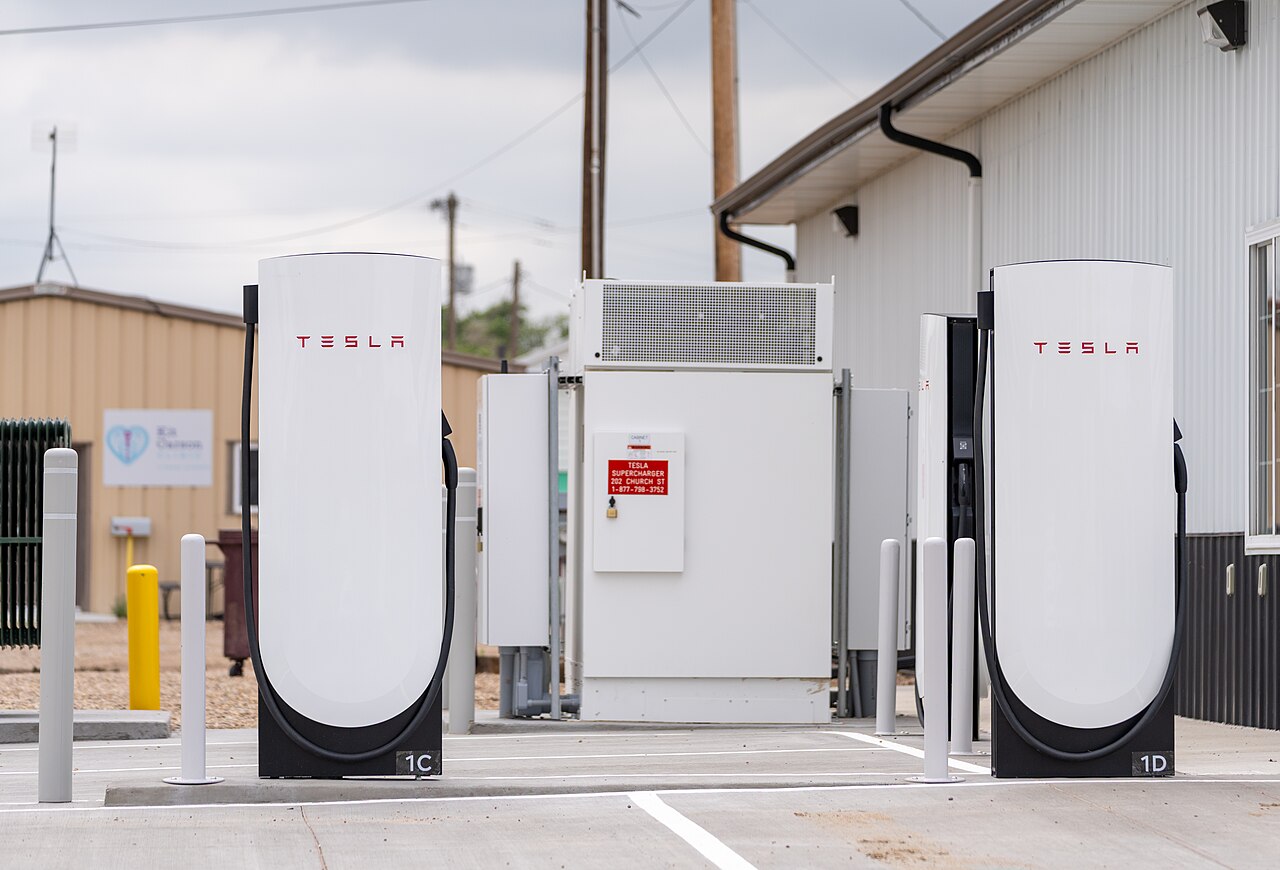 美国科罗拉多州的特斯拉超级充电站，多辆特斯拉正在充电