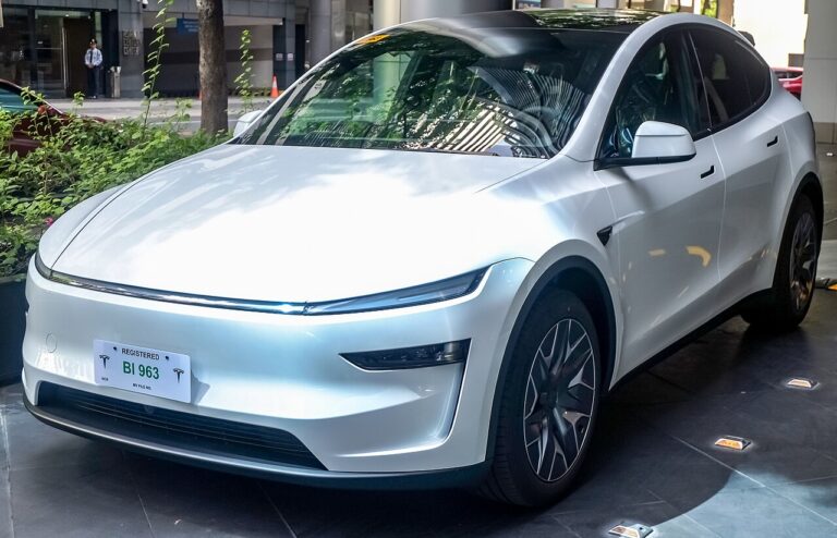 Tesla Trade-In Guide 2026: Value, Tax Savings & Tesla vs Carvana/CarMax (US & Canada)