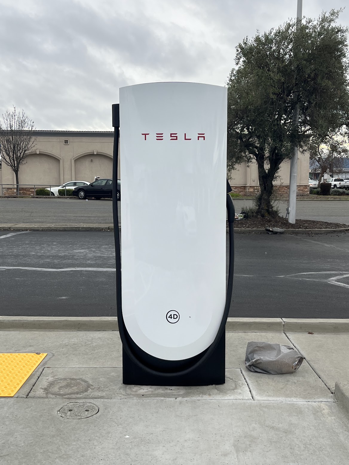 特斯拉V4超级充电桩,线缆更长、屏幕更大,最高可达325kW