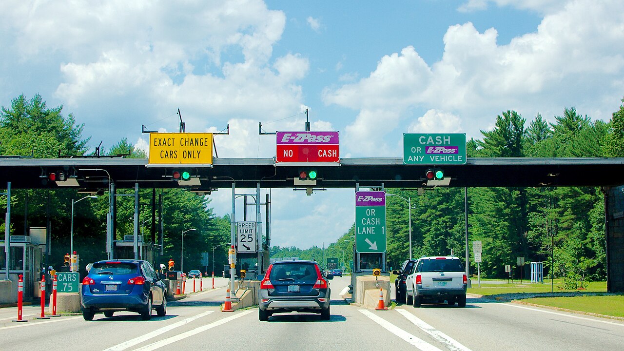 Rochester toll plaza on the Spaulding Turnpike (Rt. 16) 北美收费公路上的E-ZPass电子收费车道与收费站