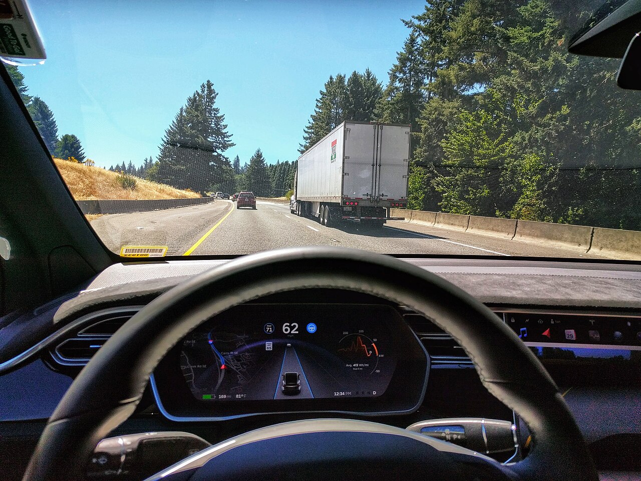 特斯拉Model X上启用Autopilot自动辅助驾驶，中控屏显示车道与周围车辆