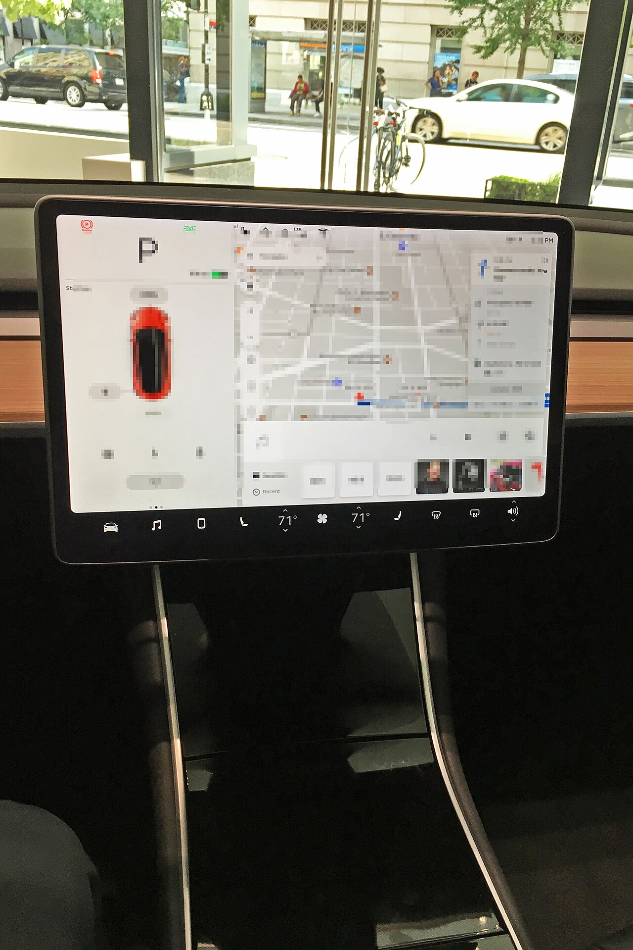 特斯拉Model 3中控触摸屏特写,钢化膜与磁吸手机支架安装位置
