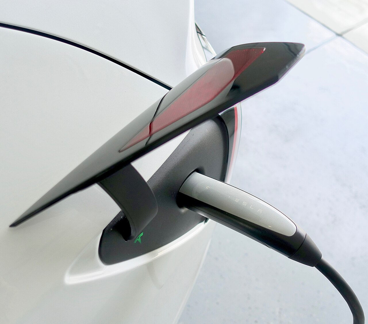 tesla-charging-battery-limit-guide 特斯拉在超充站充电,屏幕显示充电限制百分比