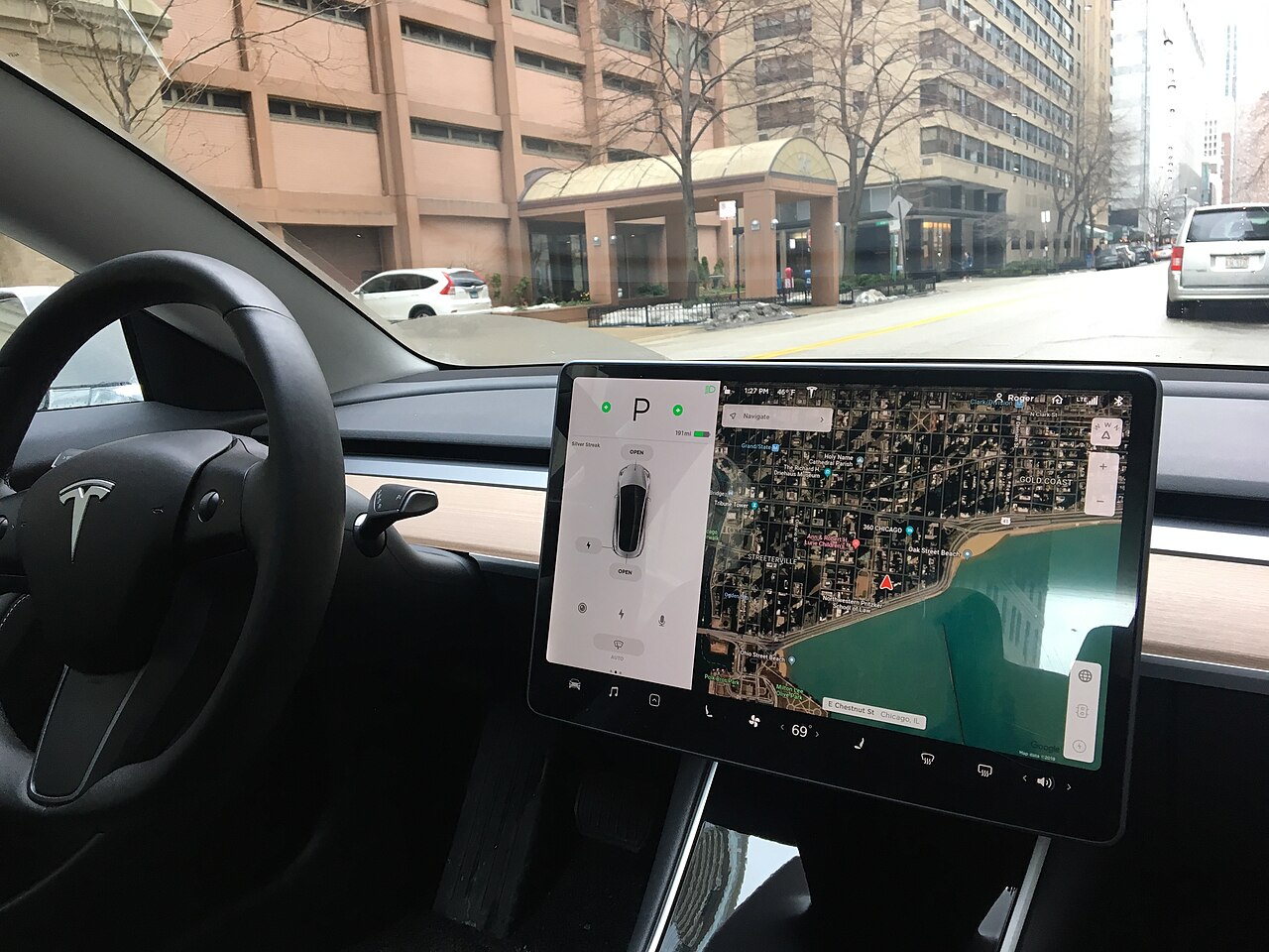 特斯拉中控屏上的空调控制界面,可调温度、风量、除雾除霜与座椅加热