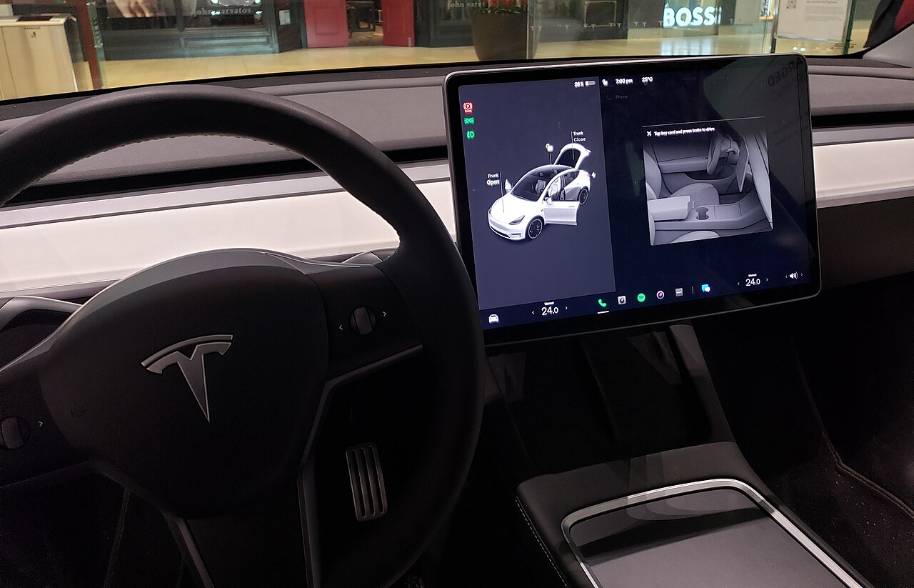特斯拉Model 3车内视角,可见大面积全景玻璃车顶