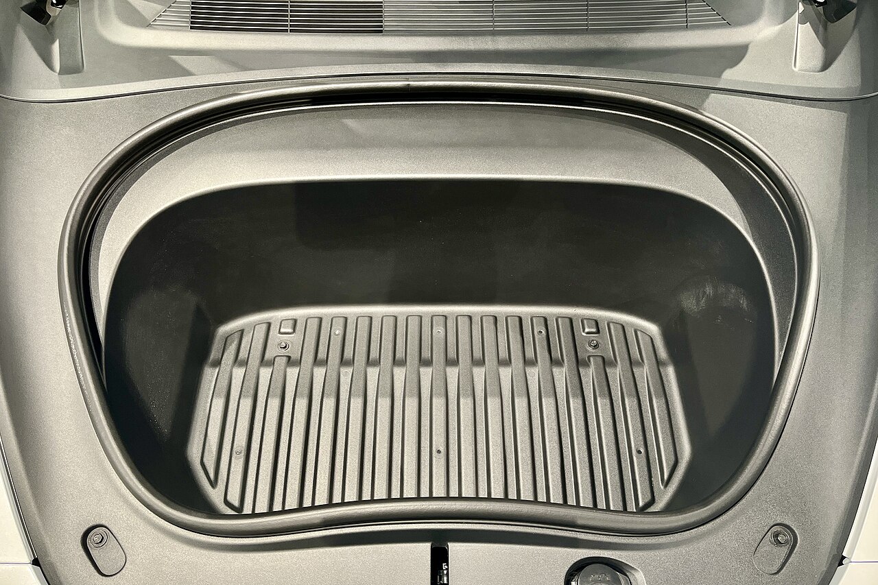 tesla-model-3-frunk-storage 特斯拉Model 3前备箱frunk储物空间,可放充电线与工具