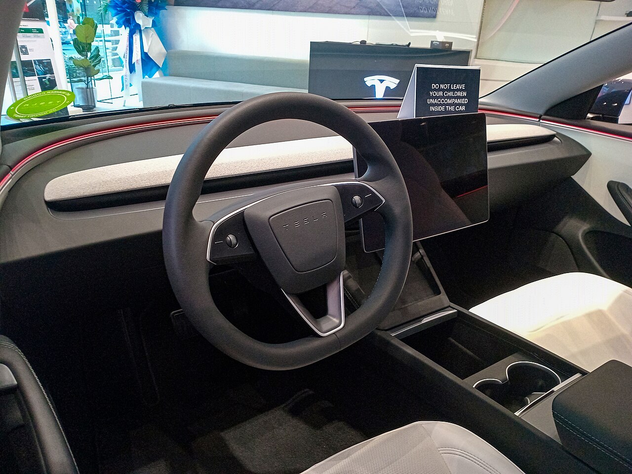 特斯拉Model 3 Highland内饰与全景玻璃车顶,声学玻璃有助于降低车厢风噪