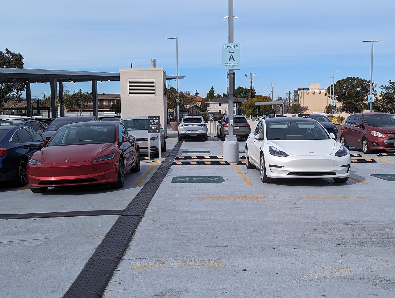 特斯拉Model 3焕新版(Highland)轿车外观,与Model Y对比