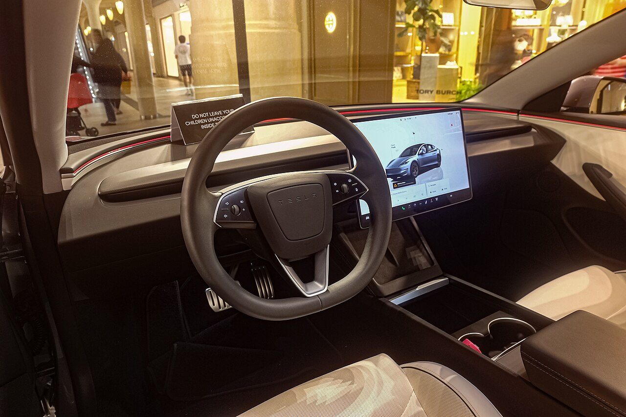 tesla-model-3-highland-stalkless-controls 特斯拉Model 3焕新版(Highland)白色车型外观,取消了传统换挡与转向灯拨杆