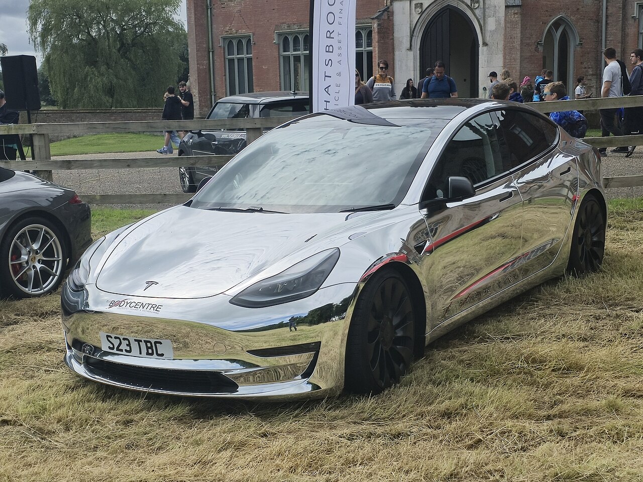 特斯拉Model 3 Performance高性能版轿车侧前方外观