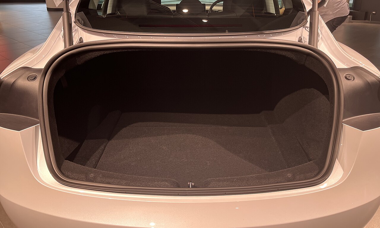特斯拉Model 3后备箱与下层暗格储物空间