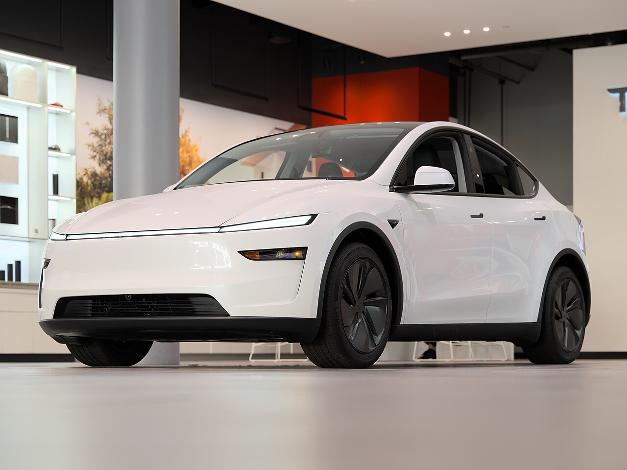 停在美国加州圣何塞Santana Row的2025款特斯拉Model Y，特斯拉安全评分Safety Score完全指南配图