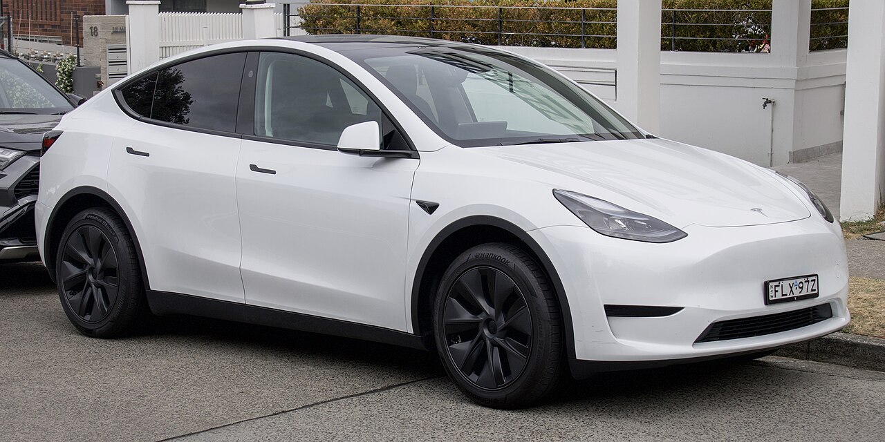 tesla-model-y-front-windshield 2024款特斯拉Model Y正面,大面积挡风玻璃清晰可见