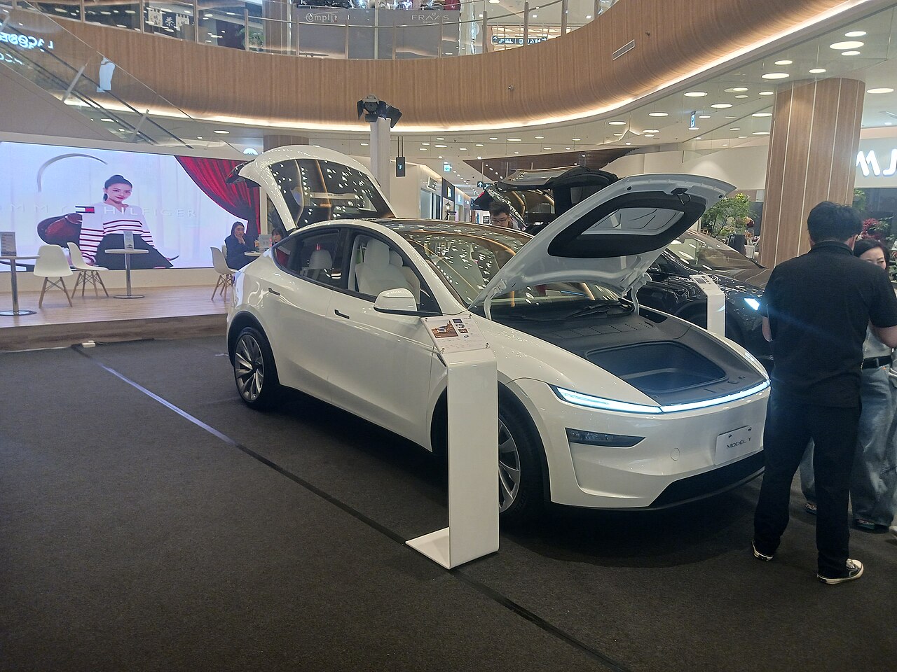 tesla-model-y-outdoor-parking-car-cover 特斯拉Model Y露天停车,露天党车主可用车罩防晒防雪保护车漆