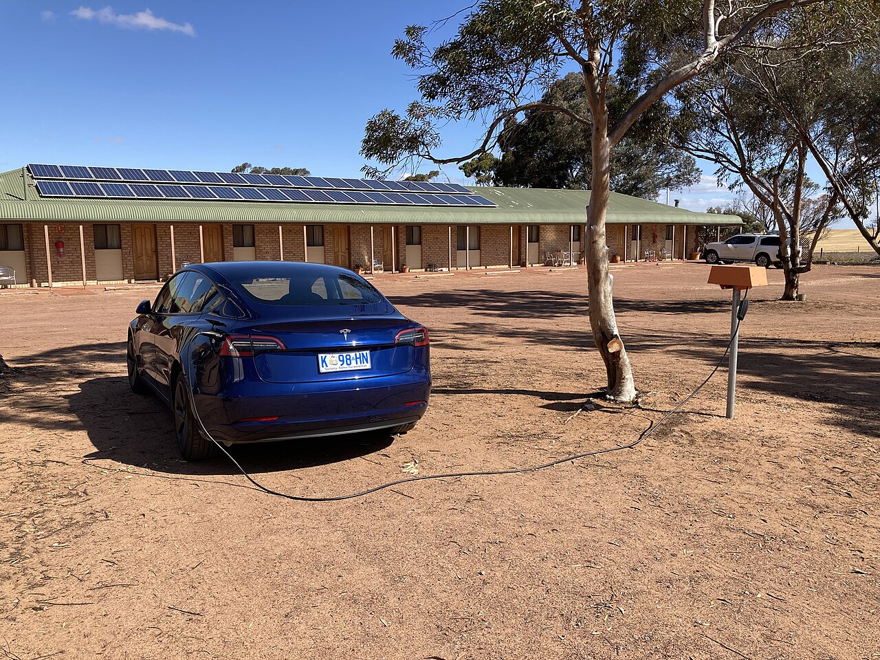 特斯拉Model 3在露营地房车营位用随车充补电