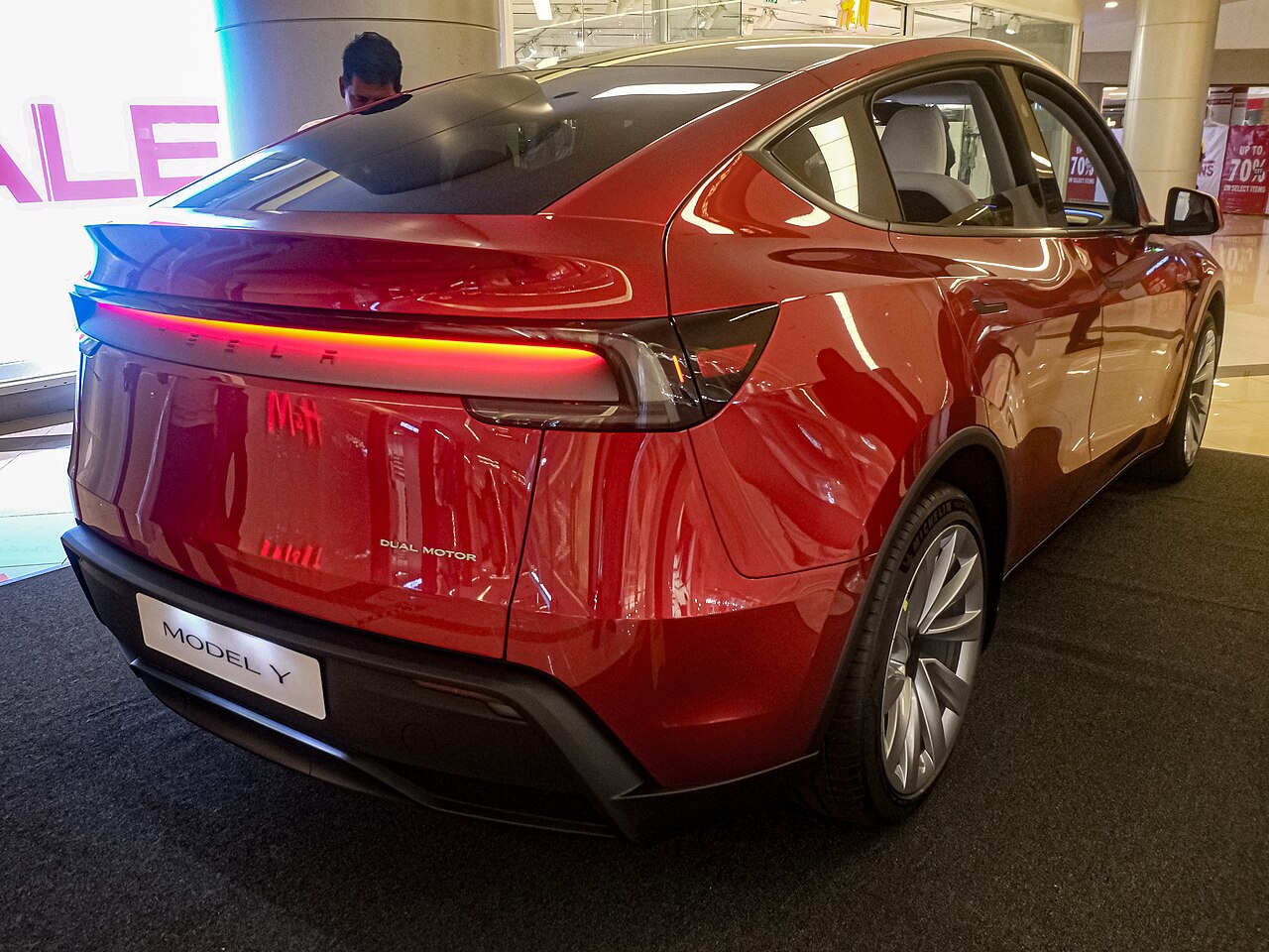 烈焰红 Ultra Red 特斯拉焕新版 Model Y Juniper 前侧45度实拍