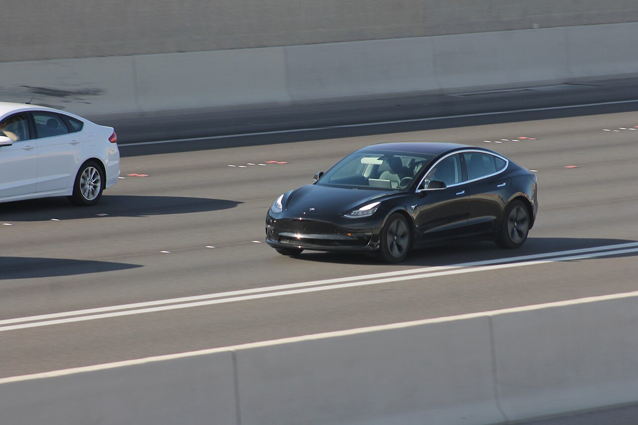 一辆黑色特斯拉Model 3行驶在拉斯维加斯US-95高速公路上