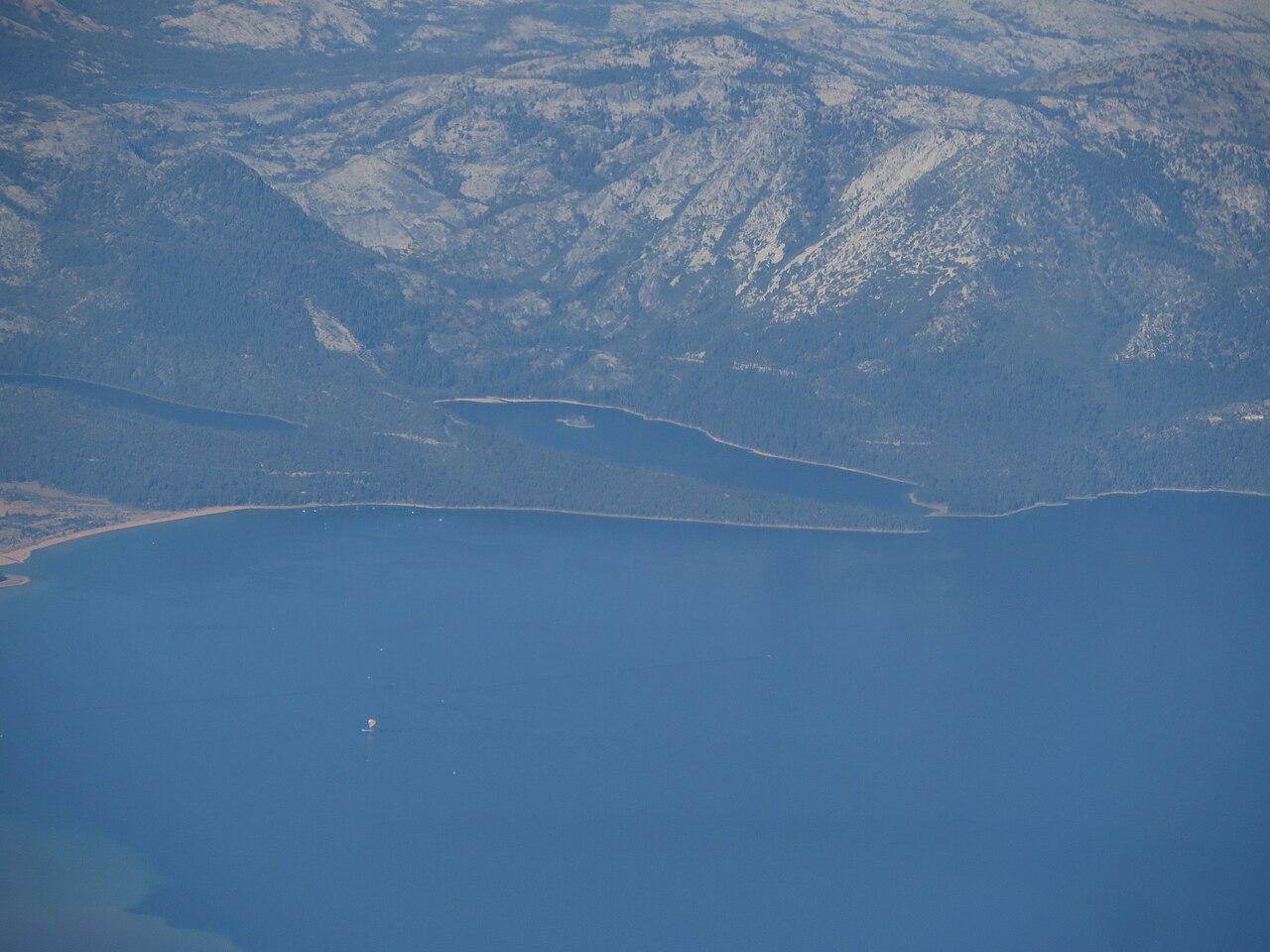 从空中俯瞰太浩湖南岸的翡翠湾(Emerald Bay),湾区特斯拉车主冬季自驾目的地