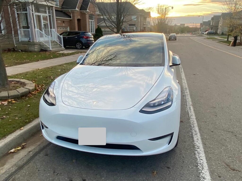 站长 Lifei Zhou 自己的白色特斯拉 Model Y 长续航版,停在大多伦多地区街边(车牌已打码)