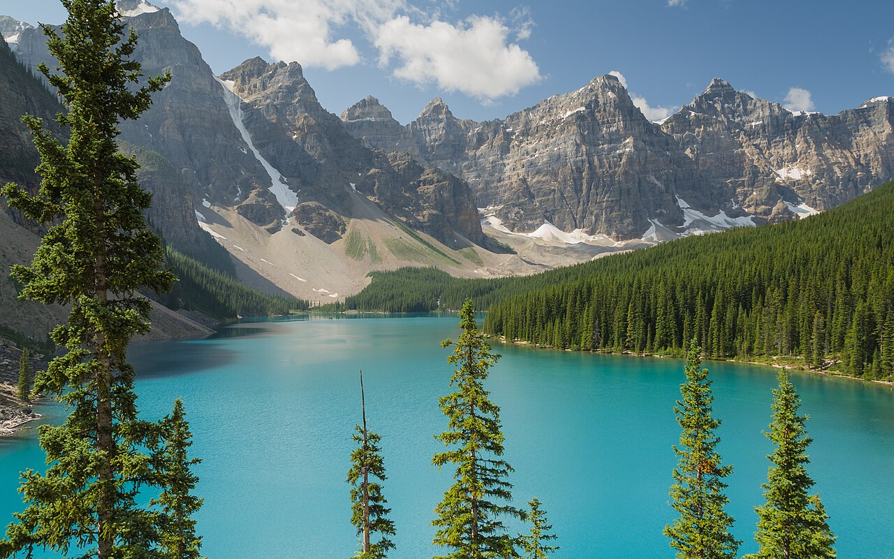 班夫国家公园梦莲湖(Moraine Lake)湖景,特斯拉洛基山自驾目的地