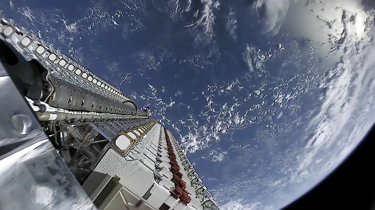 SpaceX 部署中的星链卫星群在近地轨道,背景是地球